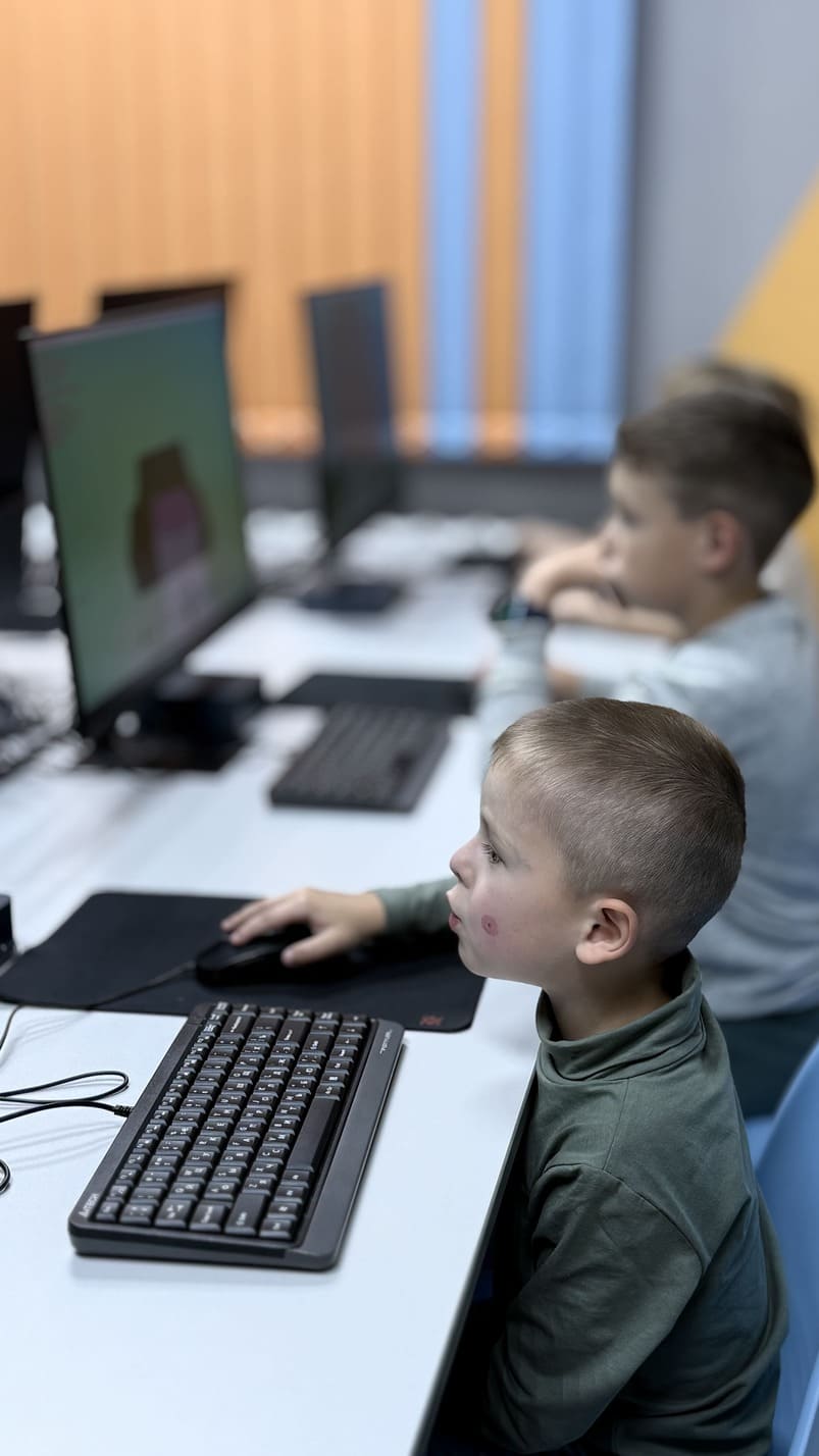 https://kiber-code.ru/api/photos/education/1/1758465164282-IMG_3241.jpg