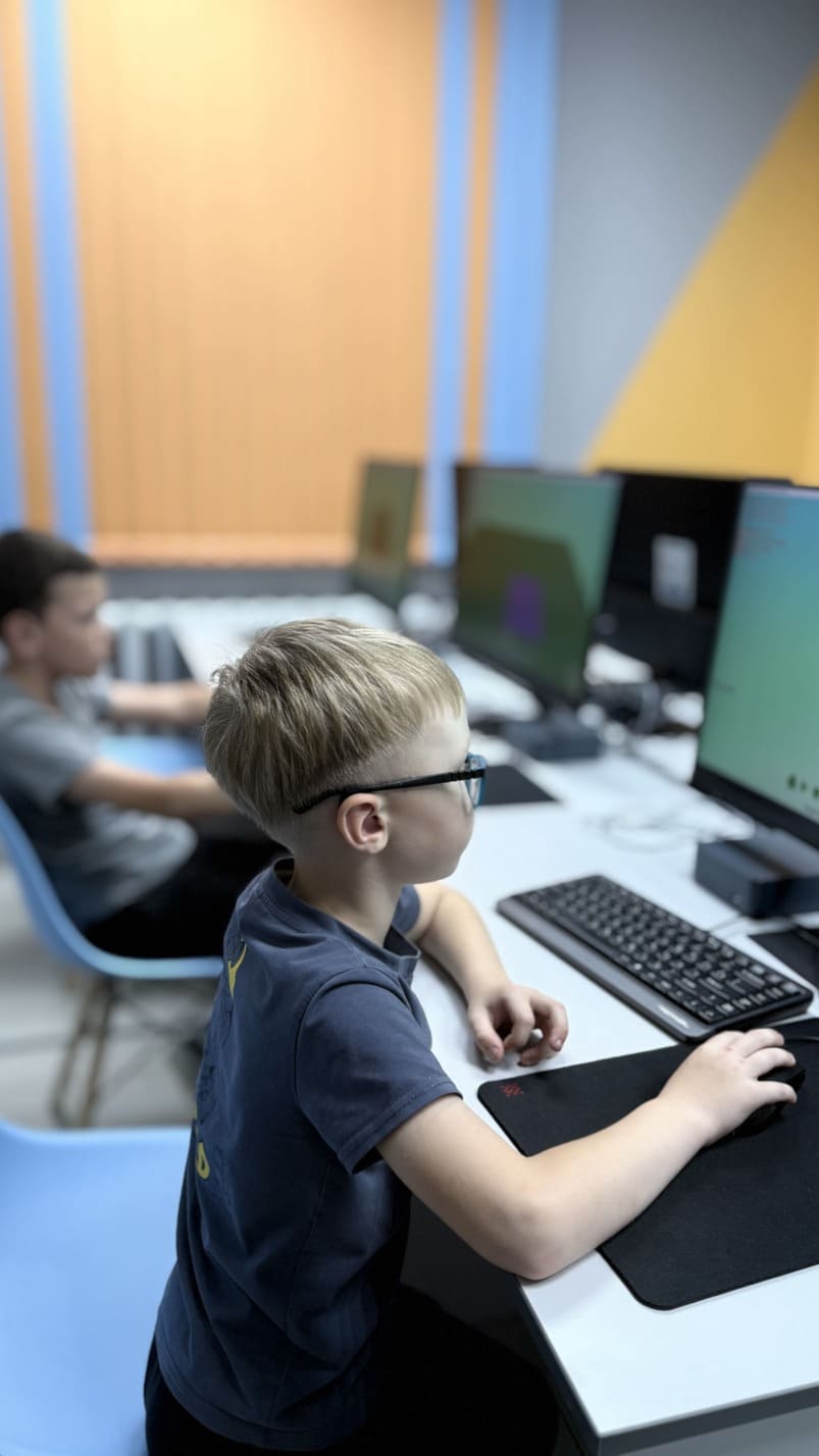 https://kiber-code.ru/api/photos/education/1/1758465164285-IMG_3242.jpg