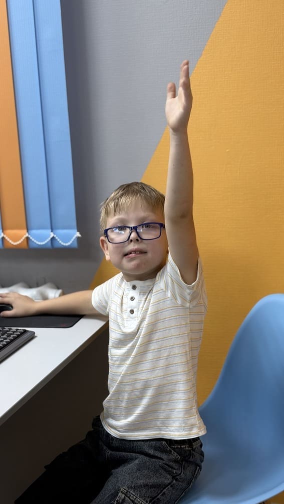 https://kiber-code.ru/api/photos/education/1/1758465164287-IMG_8704.jpg