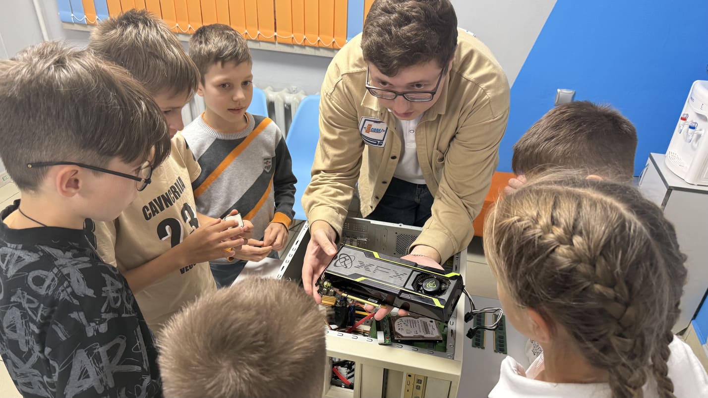 https://kiber-code.ru/api/photos/education/3/1757530066174-IMG_2911.jpg