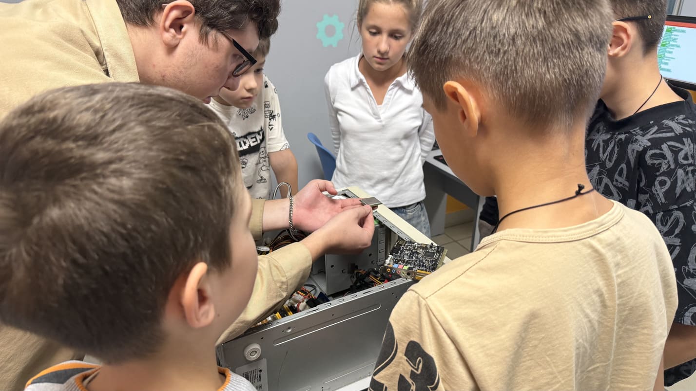 https://kiber-code.ru/api/photos/education/3/1757530066177-IMG_2910.jpg
