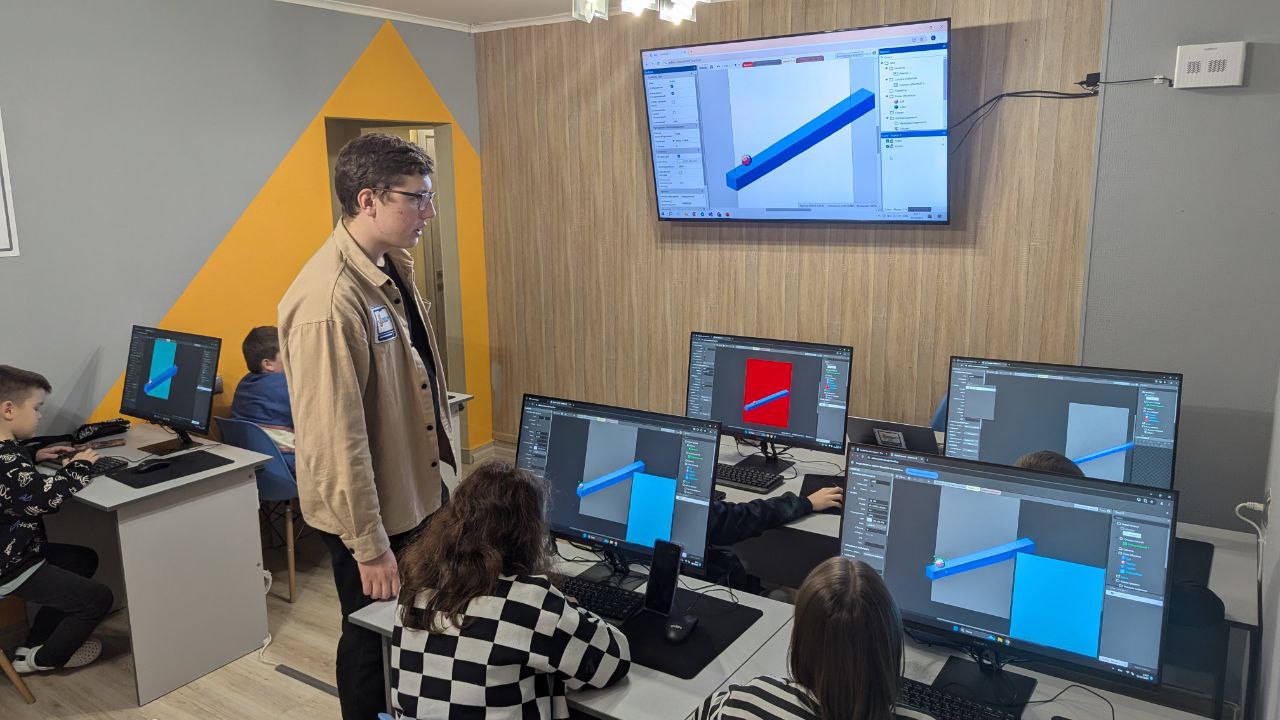 https://kiber-code.ru/api/photos/news/files/Construct-3-v-srednej-gruppe-1/photo_2024-12-02_15-13-26.jpg