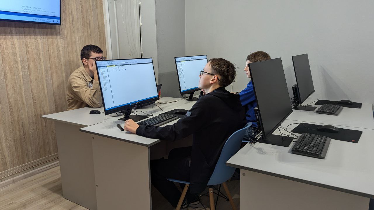 https://kiber-code.ru/api/photos/news/files/Izuchenie-Baz-Dannykh-v-starshej-gruppe/photo_2024-10-27_15-47-53.jpg