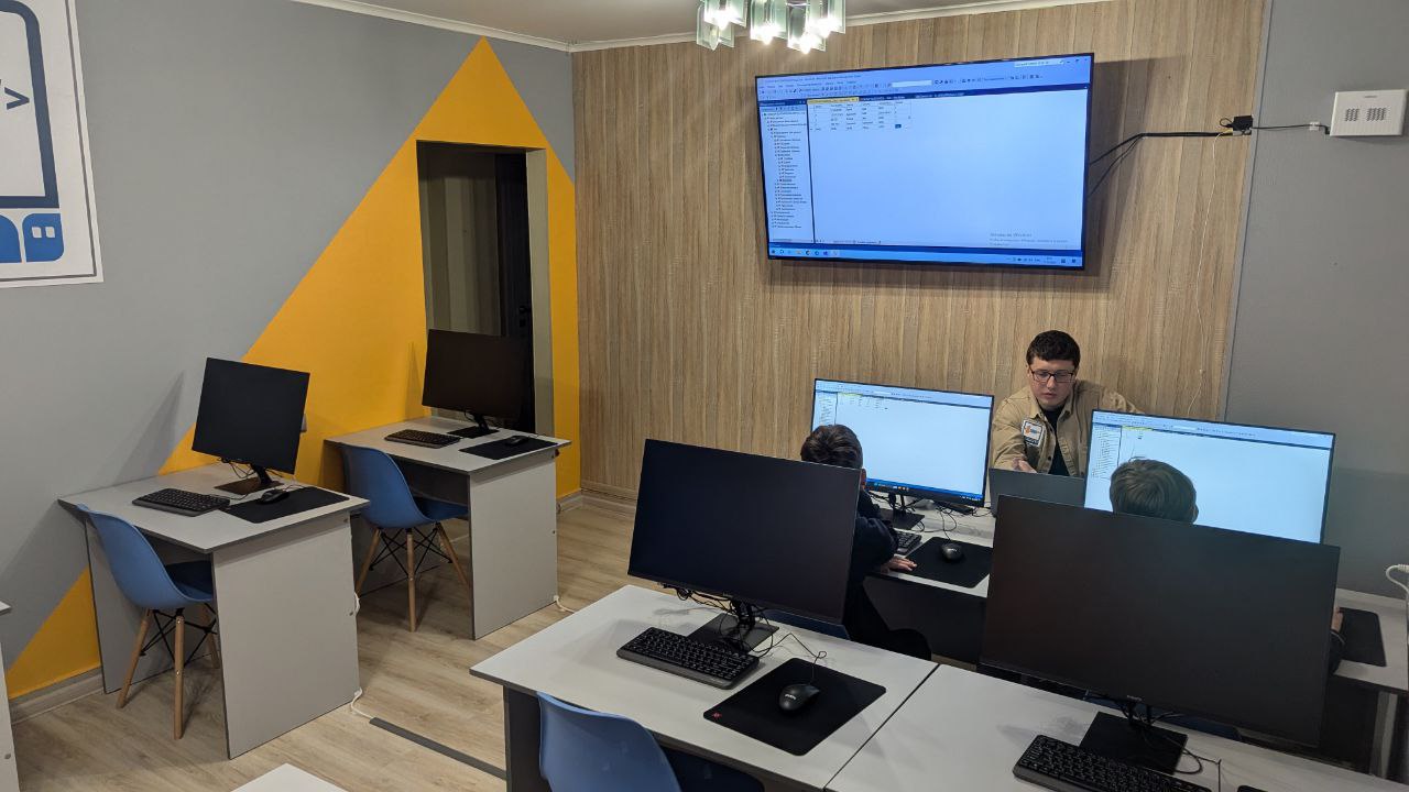 https://kiber-code.ru/api/photos/news/files/Izuchenie-Baz-Dannykh-v-starshej-gruppe/photo_2024-10-27_15-47-58.jpg