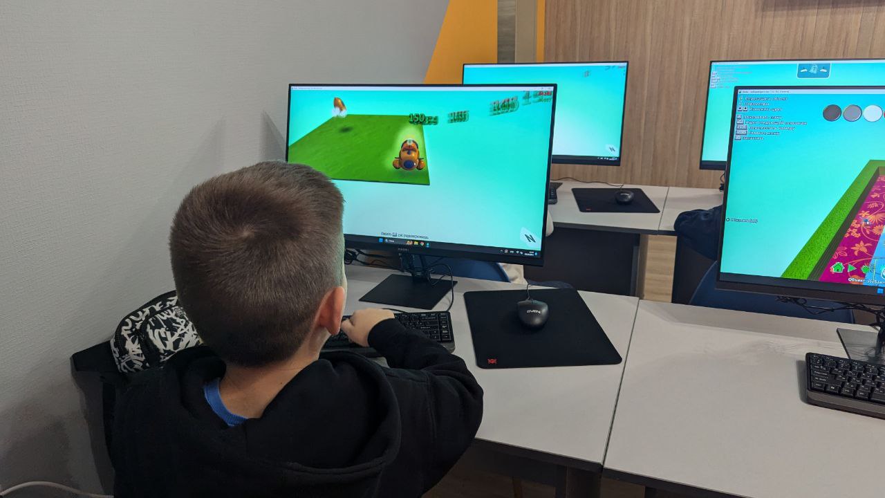 https://kiber-code.ru/api/photos/news/files/Kodu-Game-Lab-v-srednej-gruppe/photo_2024-10-06_13-58-28.jpg