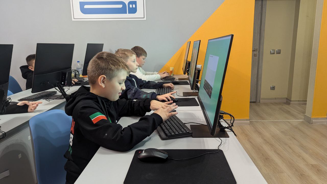 https://kiber-code.ru/api/photos/news/files/Kodu-Game-Lab-v-srednej-gruppe/photo_2024-10-06_13-58-29.jpg