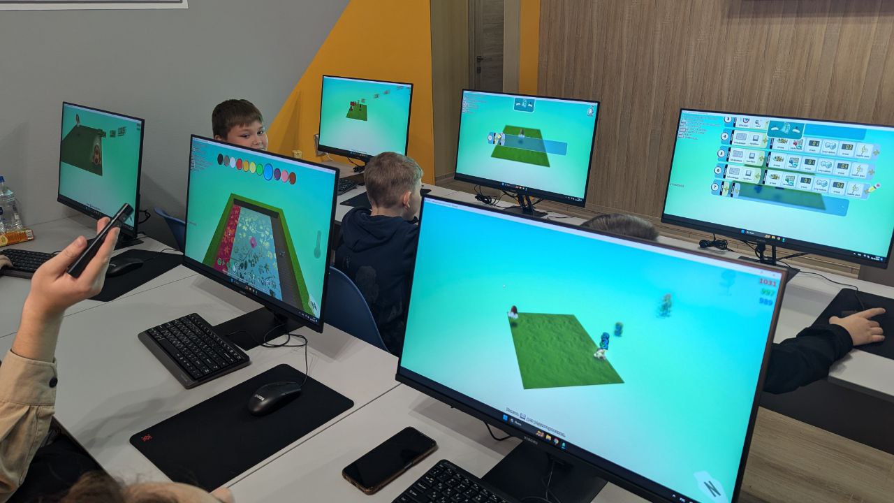 https://kiber-code.ru/api/photos/news/files/Kodu-Game-Lab-v-srednej-gruppe/photo_2024-10-06_13-58-31.jpg