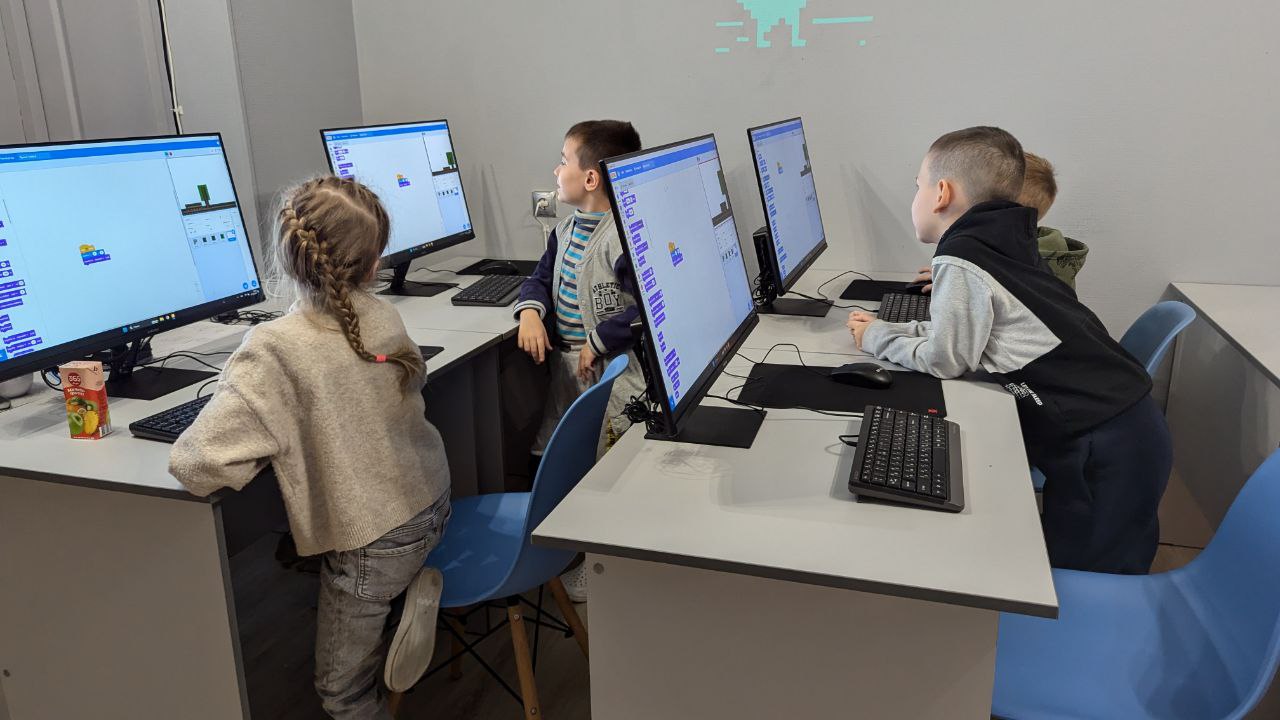 https://kiber-code.ru/api/photos/news/files/Mladshaya-gruppa-1-i-Minecraft/photo_2024-12-11_10-08-36.jpg