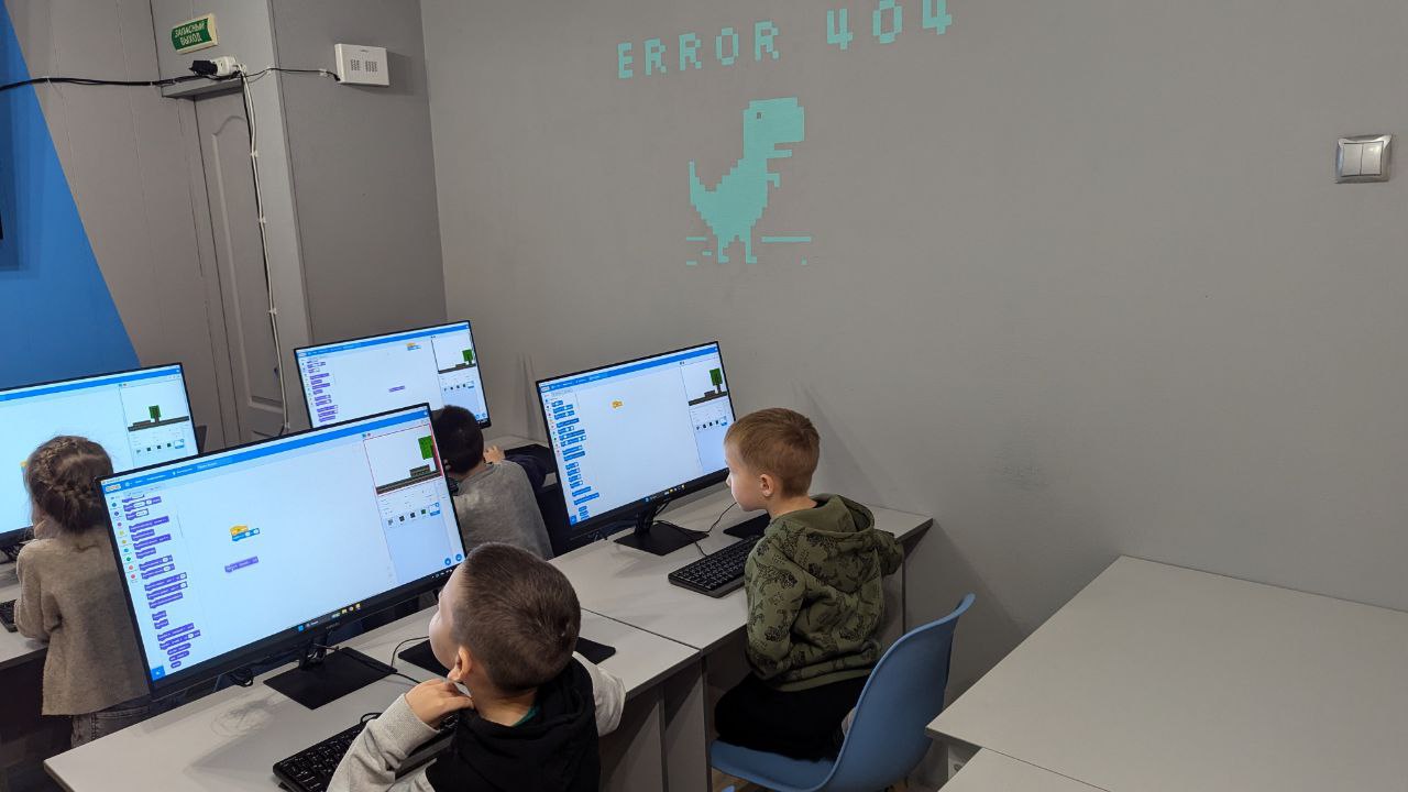 https://kiber-code.ru/api/photos/news/files/Mladshaya-gruppa-1-i-Minecraft/photo_2024-12-11_10-08-37.jpg