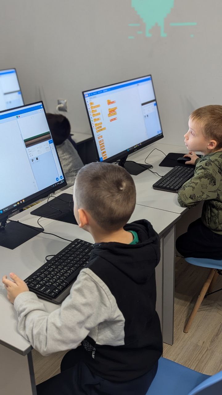 https://kiber-code.ru/api/photos/news/files/Mladshaya-gruppa-1-i-Minecraft/photo_2024-12-11_10-08-45.jpg