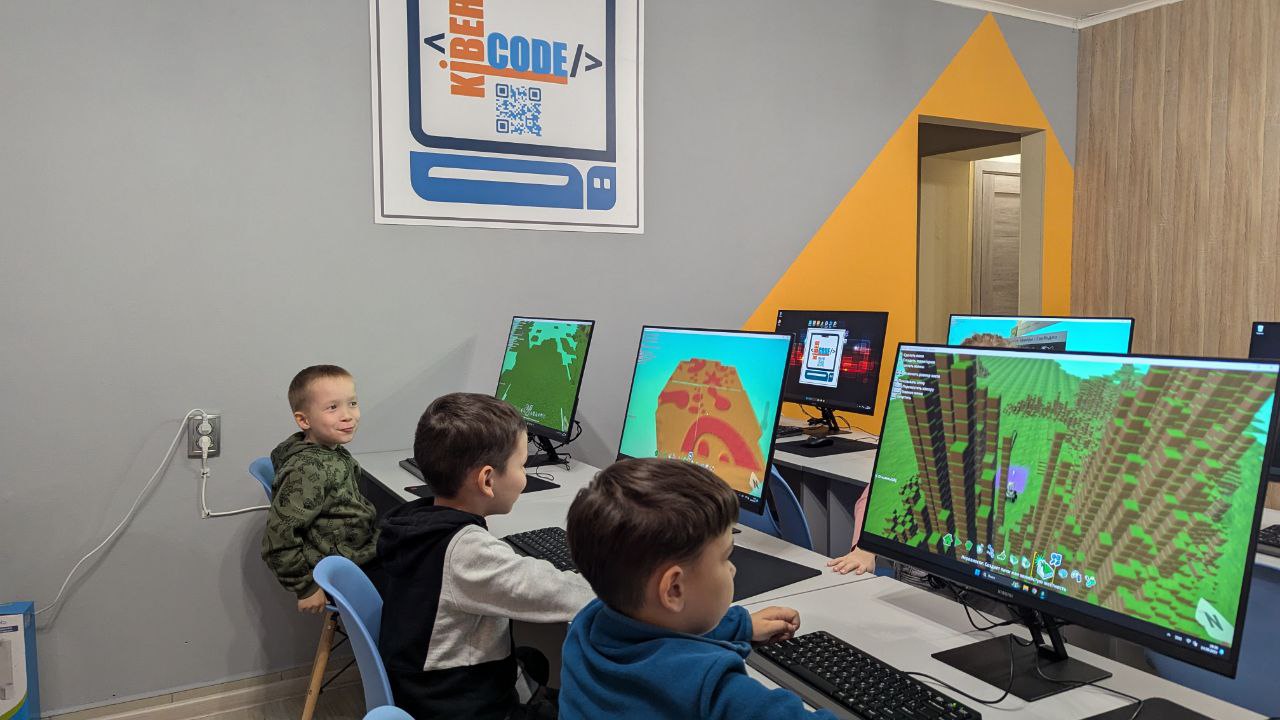 https://kiber-code.ru/api/photos/news/files/Mladshaya-gruppa-KoduGameLab-+-CodeWards/photo_2024-09-25_20-16-03.jpg