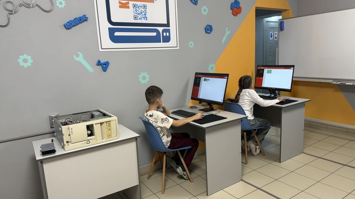 https://kiber-code.ru/api/photos/news/files/Novaya-srednyaya-gruppa-startovala-s-probnogo-zanyatiya/IMG_2903.jpg