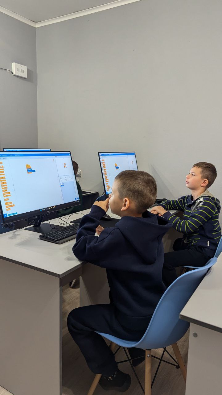 https://kiber-code.ru/api/photos/news/files/Novyj-modul-v-mladshej-gruppe/photo_2024-10-30_17-39-22.jpg