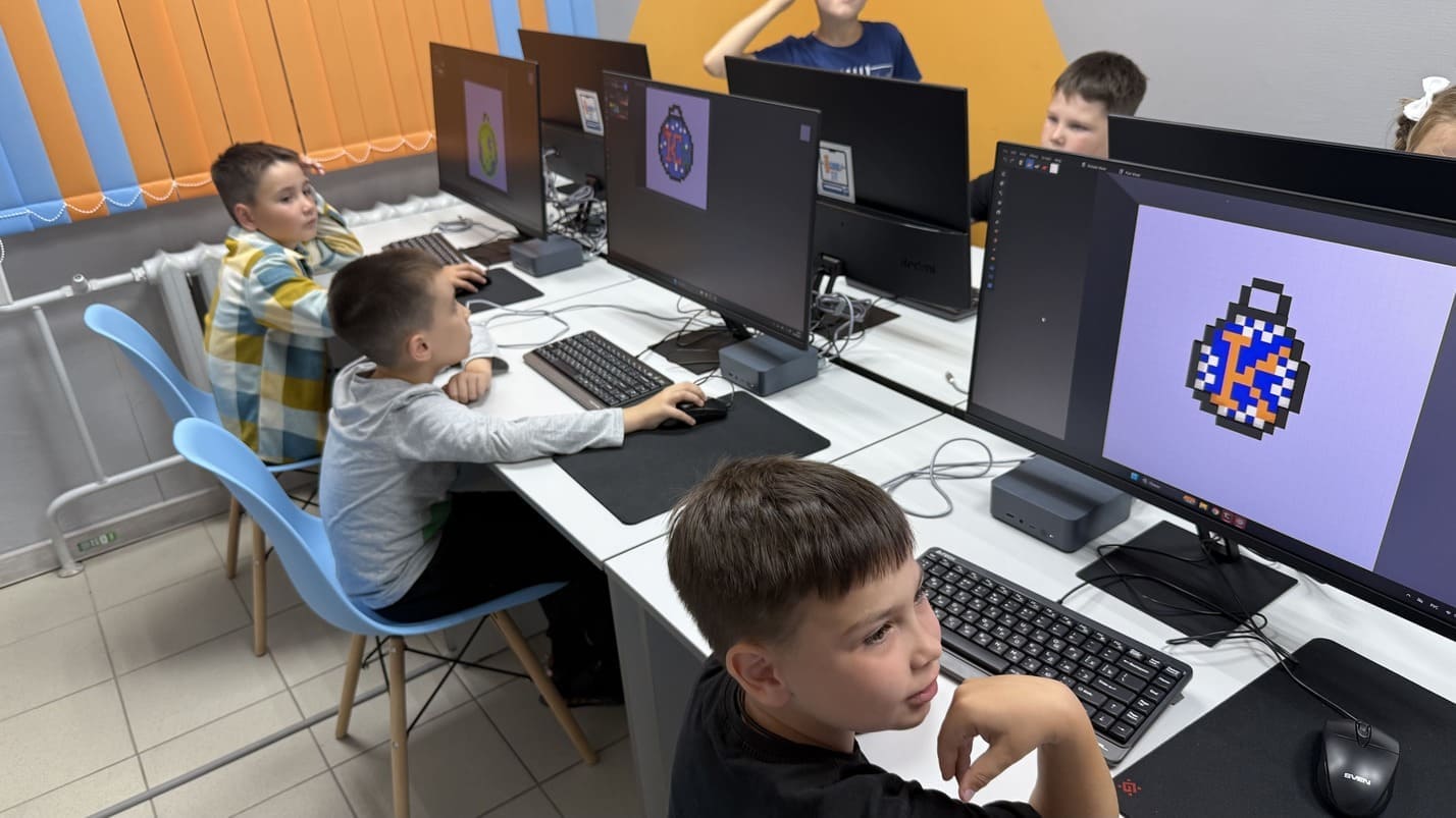https://kiber-code.ru/api/photos/news/files/Pervye-uroki-3Dmodelirovaniya-i-pechati-v-mladshej-gruppe/1756921439038-IMG_2889.jpg