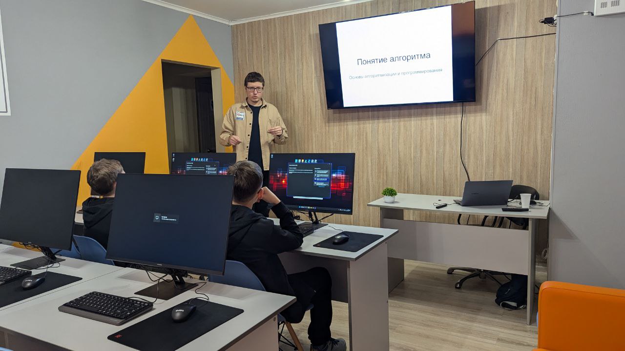 https://kiber-code.ru/api/photos/news/files/Probnoe-zanyatie-u-starshej-gruppy/photo_2024-10-14_12-25-42.jpg