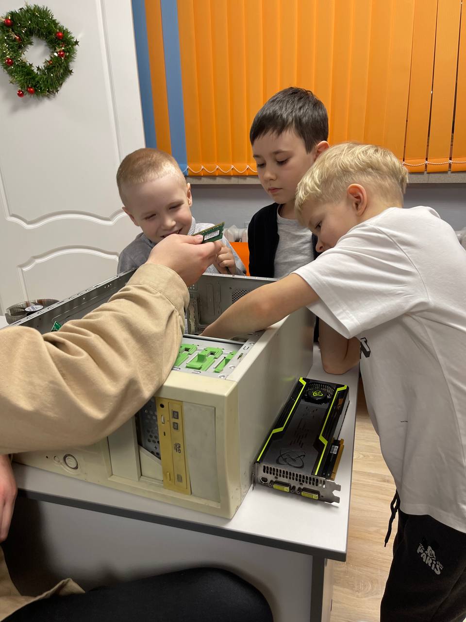 https://kiber-code.ru/api/photos/news/files/Sborka-PK-v-mladshej-gruppe-2/photo_2024-12-15_09-23-54.jpg