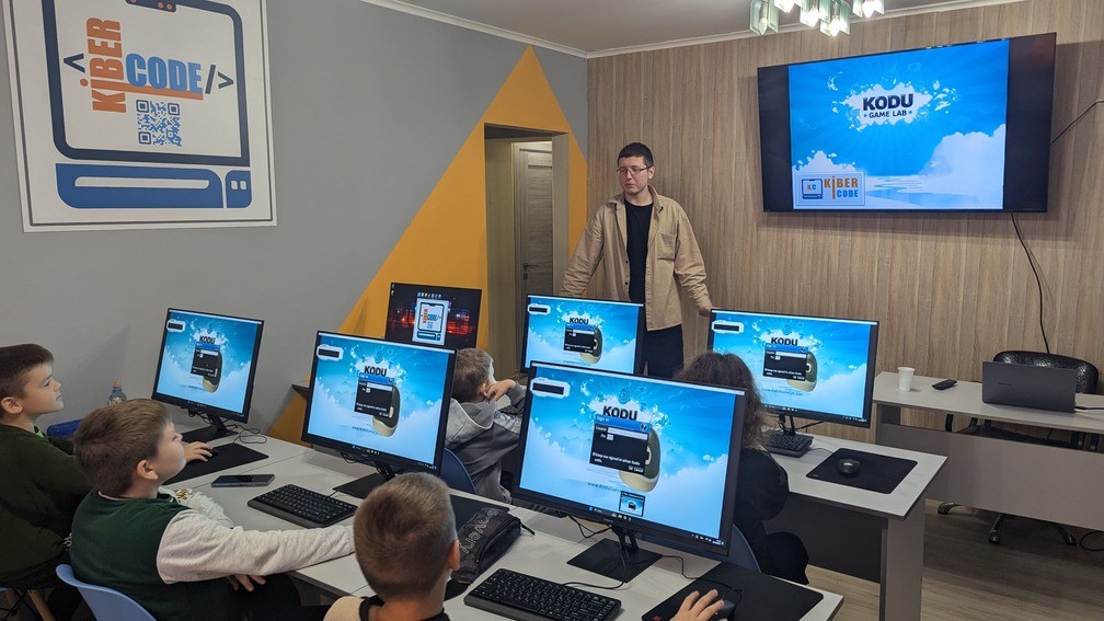 https://kiber-code.ru/api/photos/news/files/Srednyaya-gruppa-KoduGameLab/1727071672159-IMG_20240923_085951_520~2.jpg