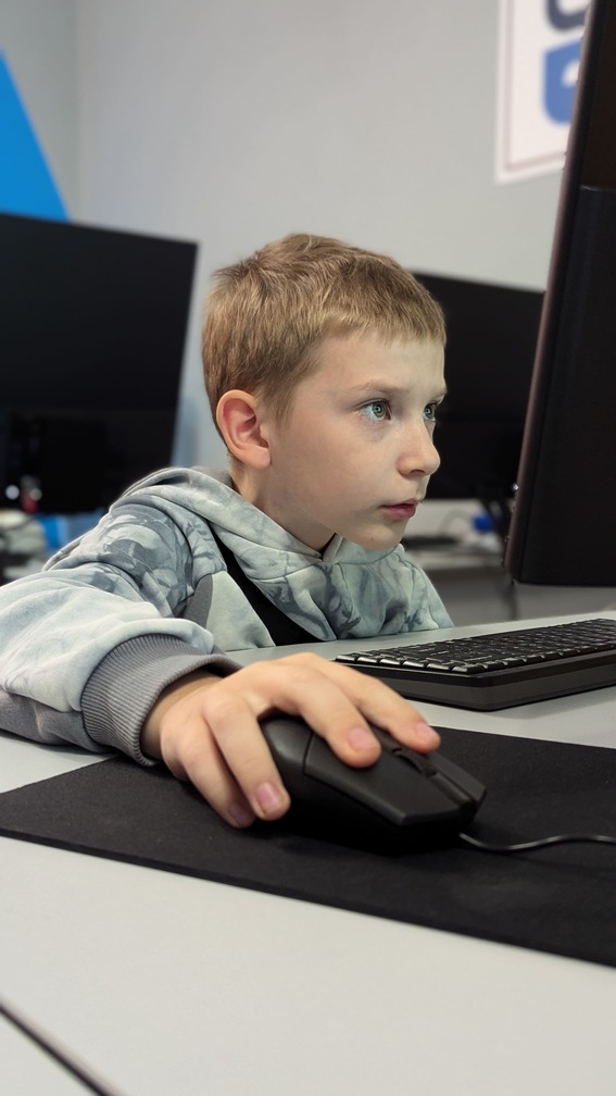 https://kiber-code.ru/api/photos/news/files/Srednyaya-gruppa-KoduGameLab/PXL_20240922_092617110.PORTRAIT.jpg