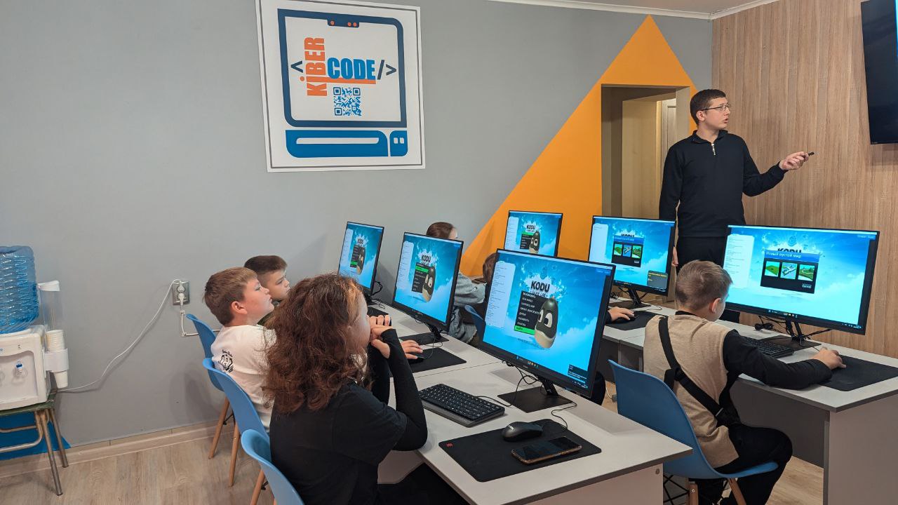 https://kiber-code.ru/api/photos/news/files/Srednyaya-gruppa-prodolzhenie-Kodu-Game-Lab/photo_5460858726123696357_y.jpg
