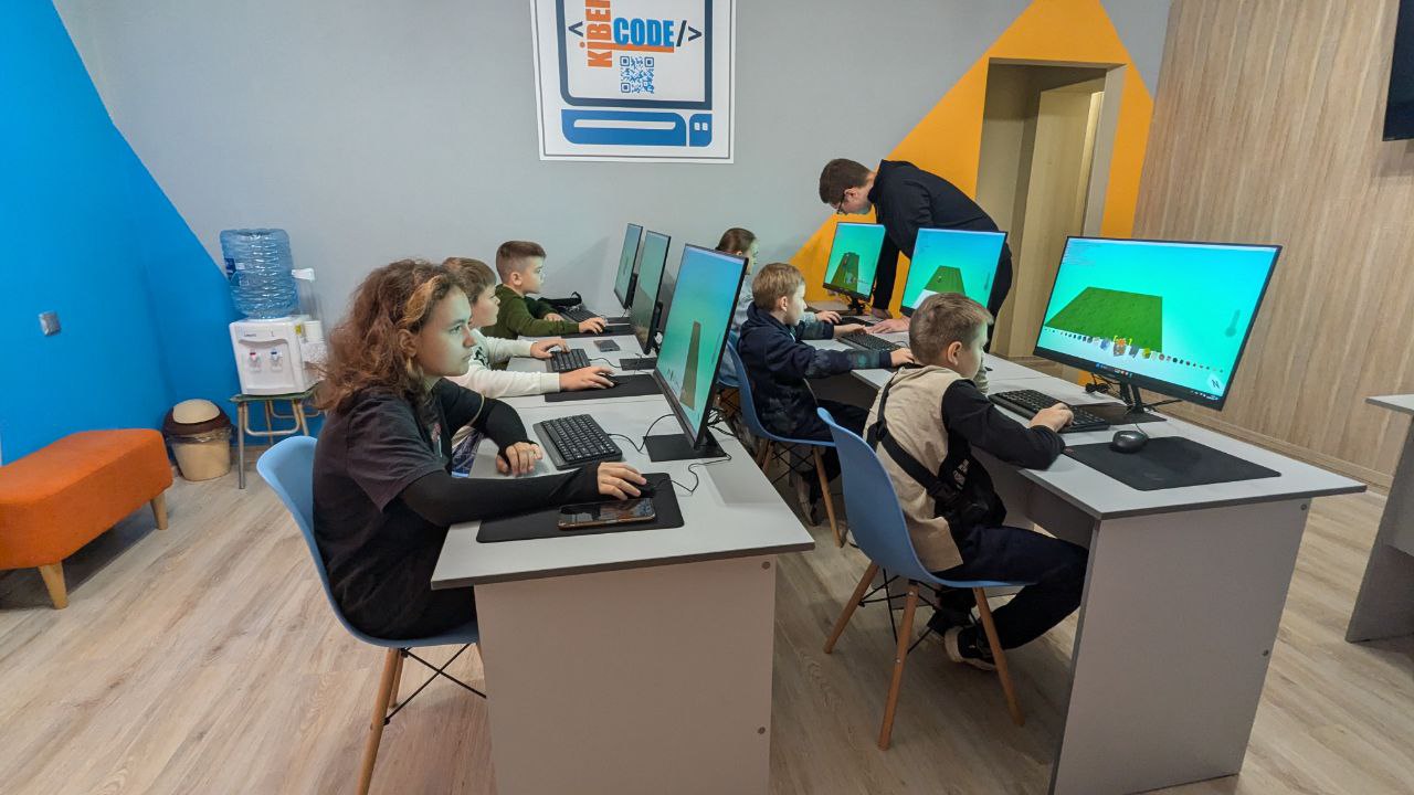 https://kiber-code.ru/api/photos/news/files/Srednyaya-gruppa-prodolzhenie-Kodu-Game-Lab/photo_5463110525937378935_y.jpg