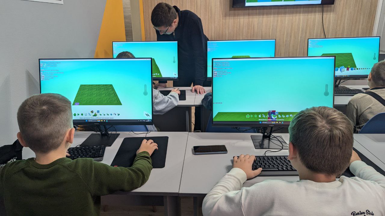 https://kiber-code.ru/api/photos/news/files/Srednyaya-gruppa-prodolzhenie-Kodu-Game-Lab/photo_5463110525937378947_y.jpg