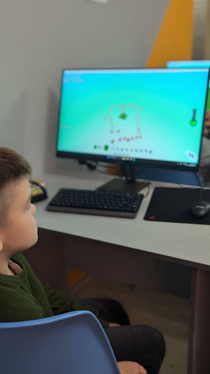 https://kiber-code.ru/api/photos/news/files/Srednyaya-gruppa-prodolzhenie-Kodu-Game-Lab/photo_5463110525937378951_y.jpg